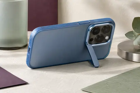Coque mate translucide bleue pour iPhone 15 Pro, avec béquille métallique déployée autour de la caméra