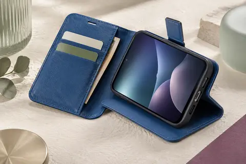 Étui portefeuille bleu à rabat ouvert, avec rangement pour cartes et support déployé autour d’un smartphone