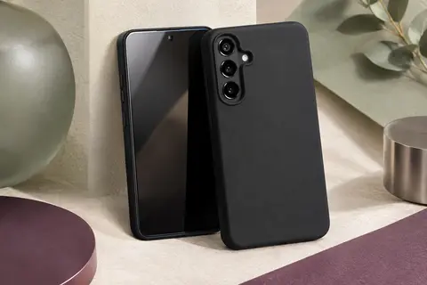 Coque intégrale noire pour Samsung Galaxy S25, avec protections avant et arrière sur un décor minimaliste.