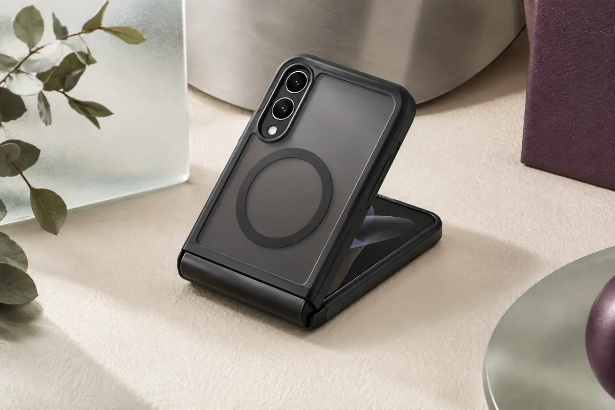 Coque noire mate translucide pour Galaxy Z Flip 8, avec anneau magnétique et protection de charnière.
