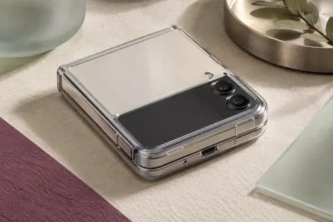Coque transparente Captor sur un smartphone pliable à clapet, avec bords surélevés et décor ivoire, prune et métal satiné.