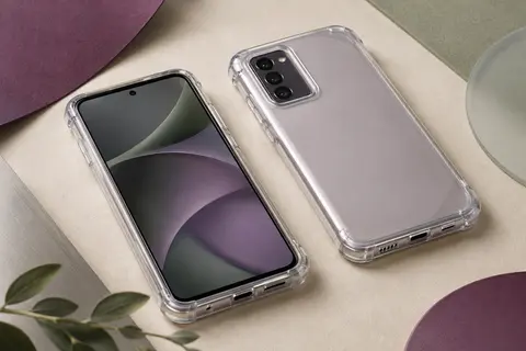 Coque intégrale transparente en deux parties autour d’un smartphone, avec bords relevés et découpes apparentes.