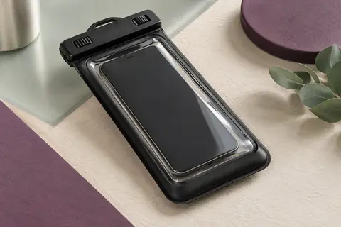 Pochette noire étanche et flottante pour smartphone, avec fenêtre transparente et fermeture sécurisée.