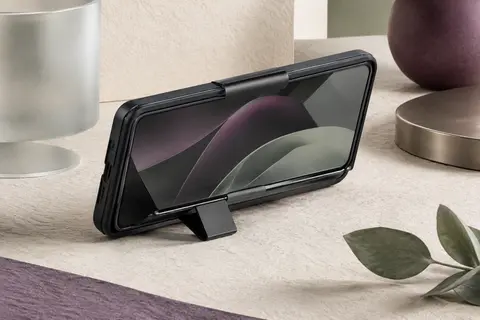 Coque noire Doeshine sur smartphone pliable, avec protection de charnière et support déployé.