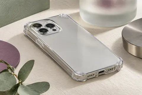 Coque transparente en TPU sur un smartphone sans marque, avec bords surélevés et coins renforcés visibles.