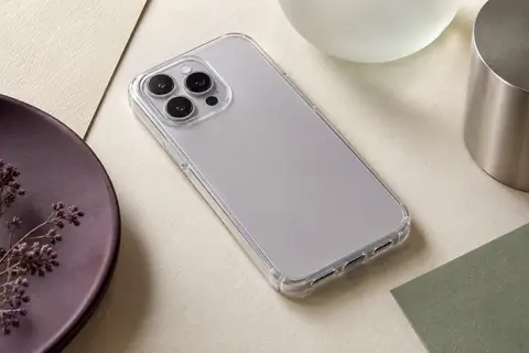 Coque transparente souple iVoler avec coins renforcés et rebords surélevés sur un smartphone sans marque visible.