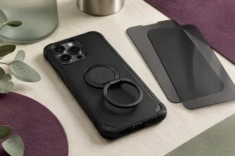 Coque noire à anneau rotatif accompagnée de deux verres trempés anti-espion sur fond minéral.