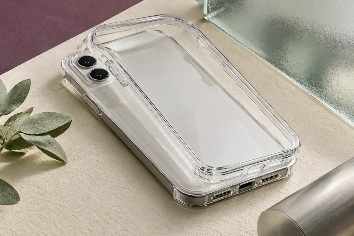 Coque transparente en deux parties montée sur un smartphone, avec face avant souple et dos rigide visibles