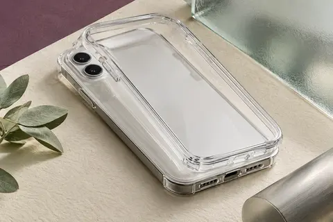 Coque transparente en deux parties montée sur un smartphone, avec face avant souple et dos rigide visibles