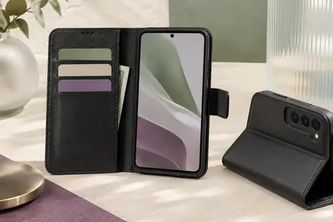 Étui portefeuille noir ouvert avec trois fentes pour cartes, béquille et smartphone sans marque visible