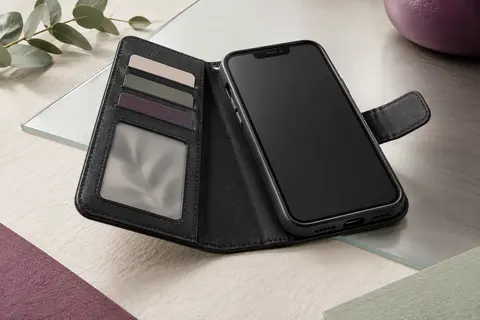Étui portefeuille noir pour iPhone Pro Max ouvert, avec fentes pour cartes et béquille déployée