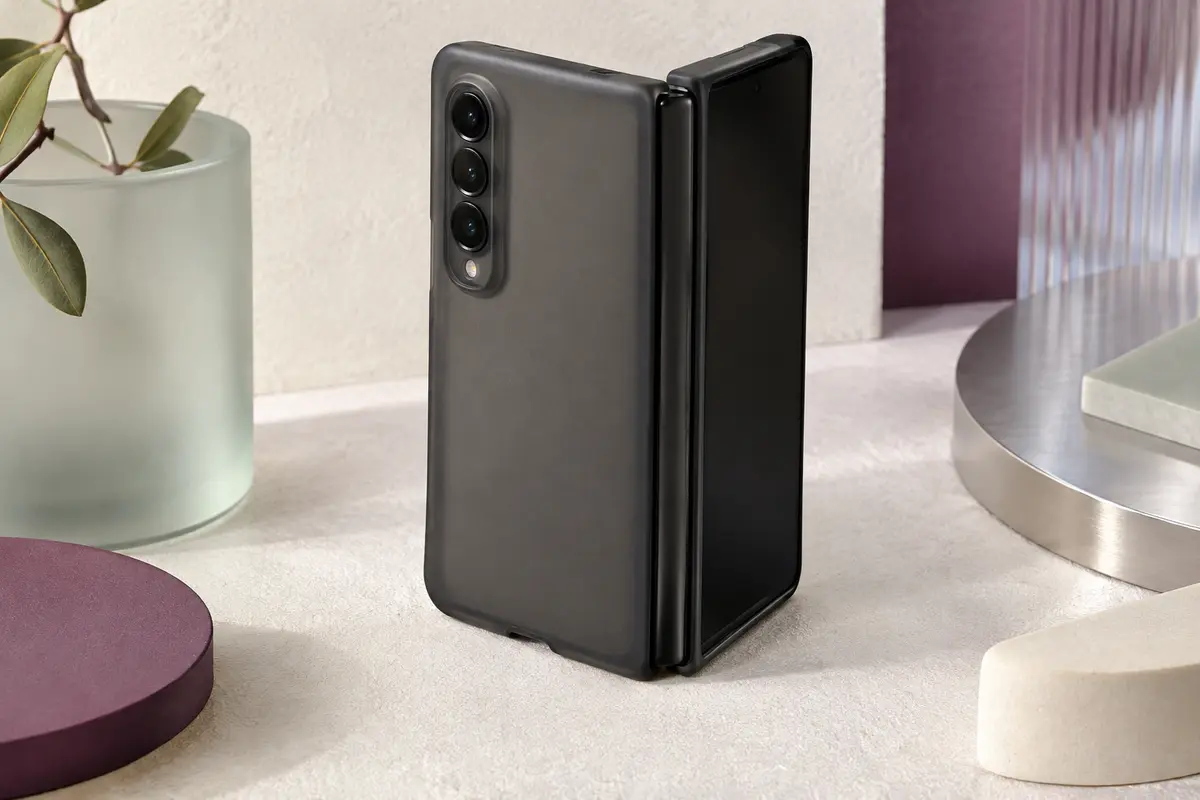 Coque noire mate translucide à charnière intégrée présentée sur un smartphone pliable sans marque visible