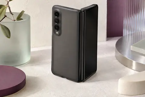 Coque noire mate translucide à charnière intégrée présentée sur un smartphone pliable sans marque visible