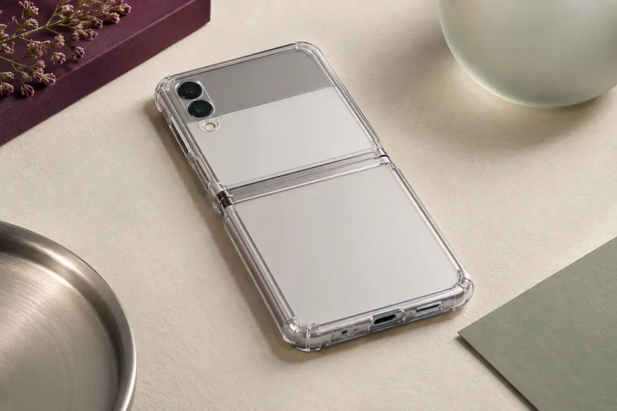 Coque transparente à charnière intégrée sur un smartphone pliable, avec dos clair et découpes visibles.