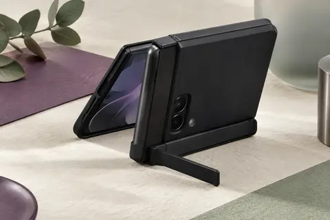 Coque noire pour Galaxy Z Fold 8 avec protecteur avant intégré et béquille arrière déployée