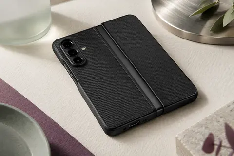 Coque noire Spigen en aramide pour Galaxy Z Fold 8, avec charnière intégralement couverte.