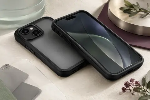 Coque noire intégrale pour iPhone 15 avec cadre renforcé, dos givré et protections d’écran et d’objectifs intégrées.