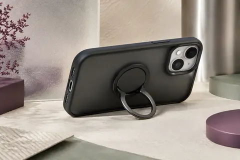 Coque noire mate translucide pour iPhone 15 avec béquille à anneau déployée