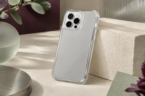 Coque transparente Tech21 Evo Clear installée sur un smartphone, cadrée sur ses bords protecteurs et ses finitions.
