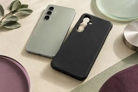 Coque souple noire pour Galaxy A16, avec découpes photo et bords relevés, photographiée près d’un smartphone.