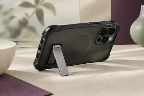 Coque noire mate pour Galaxy S22 avec béquille magnétique déployée sur un décor minimaliste.