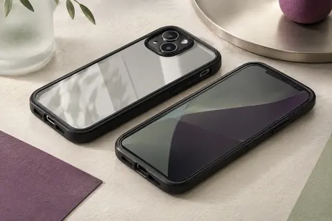 Coque intégrale transparente à éléments noirs avec protecteur d’écran PET, installée sur un smartphone sans marque visible.
