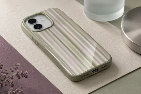 Coque brillante à rayures verticales kaki sur un smartphone, avec bords souples et rebords relevés